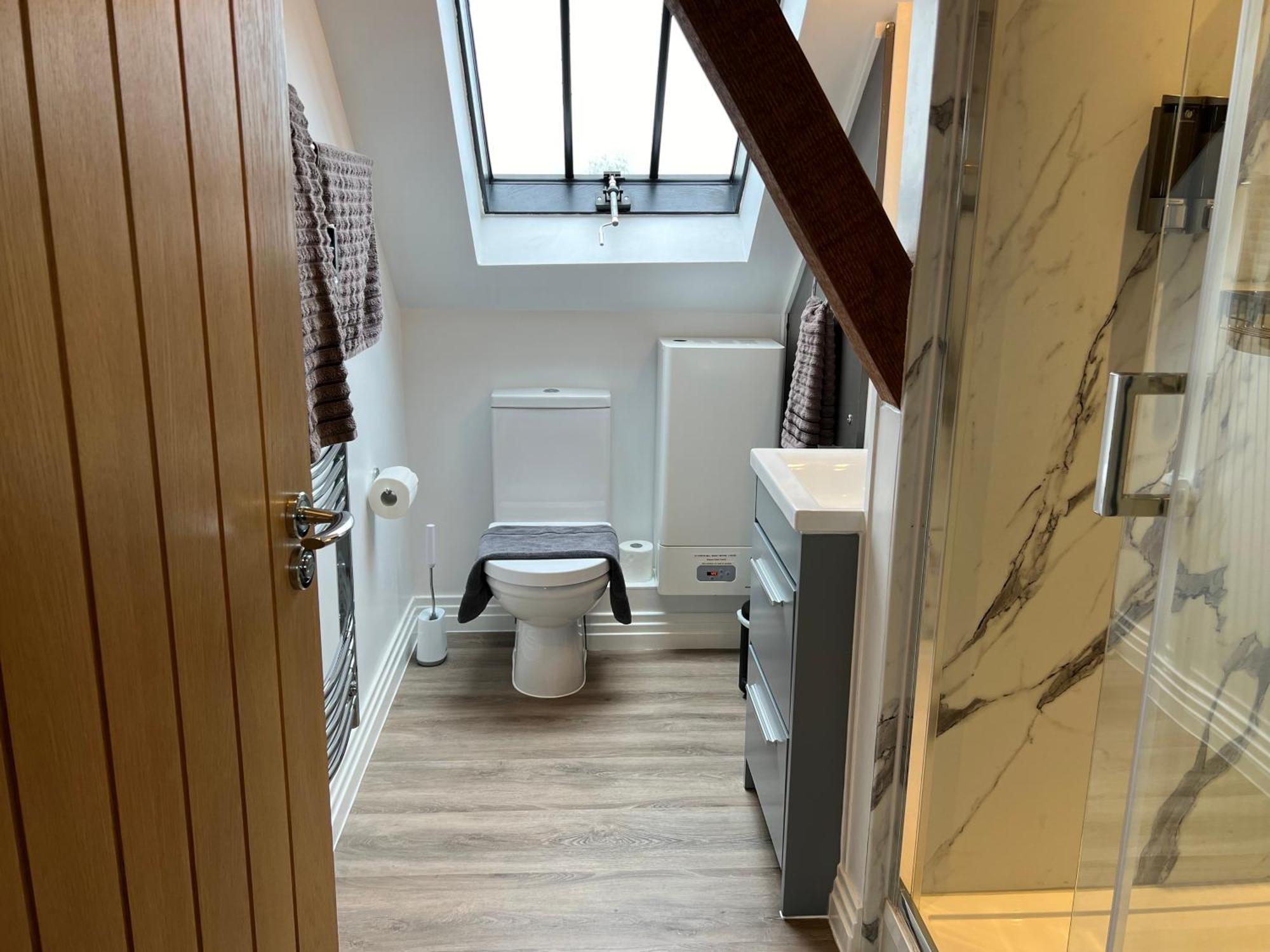 Glastonbury Secret Retreat - 1 Bd Split-Level Apt, Sleeps 3 Luaran gambar