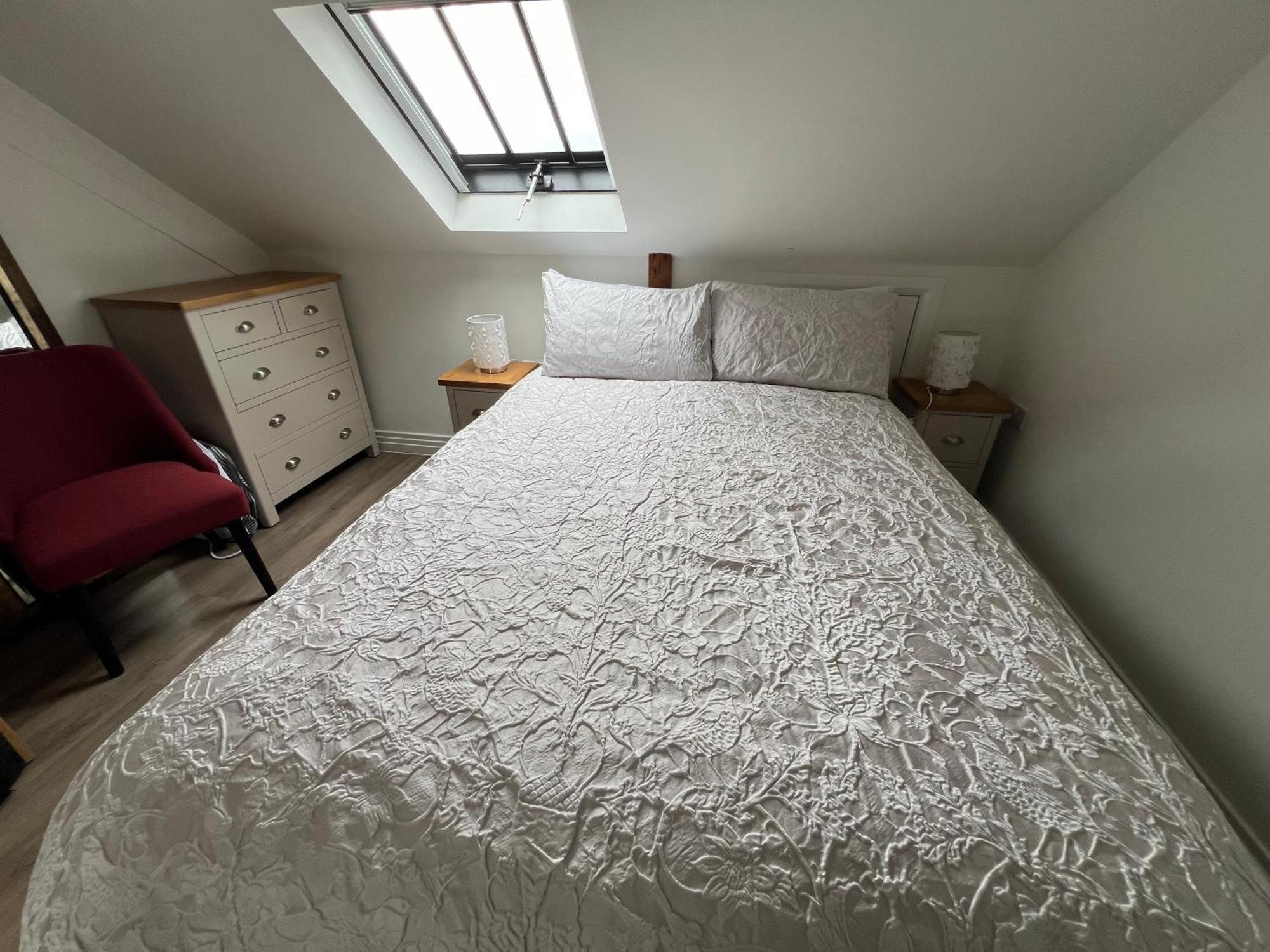 Glastonbury Secret Retreat - 1 Bd Split-Level Apt, Sleeps 3 Luaran gambar