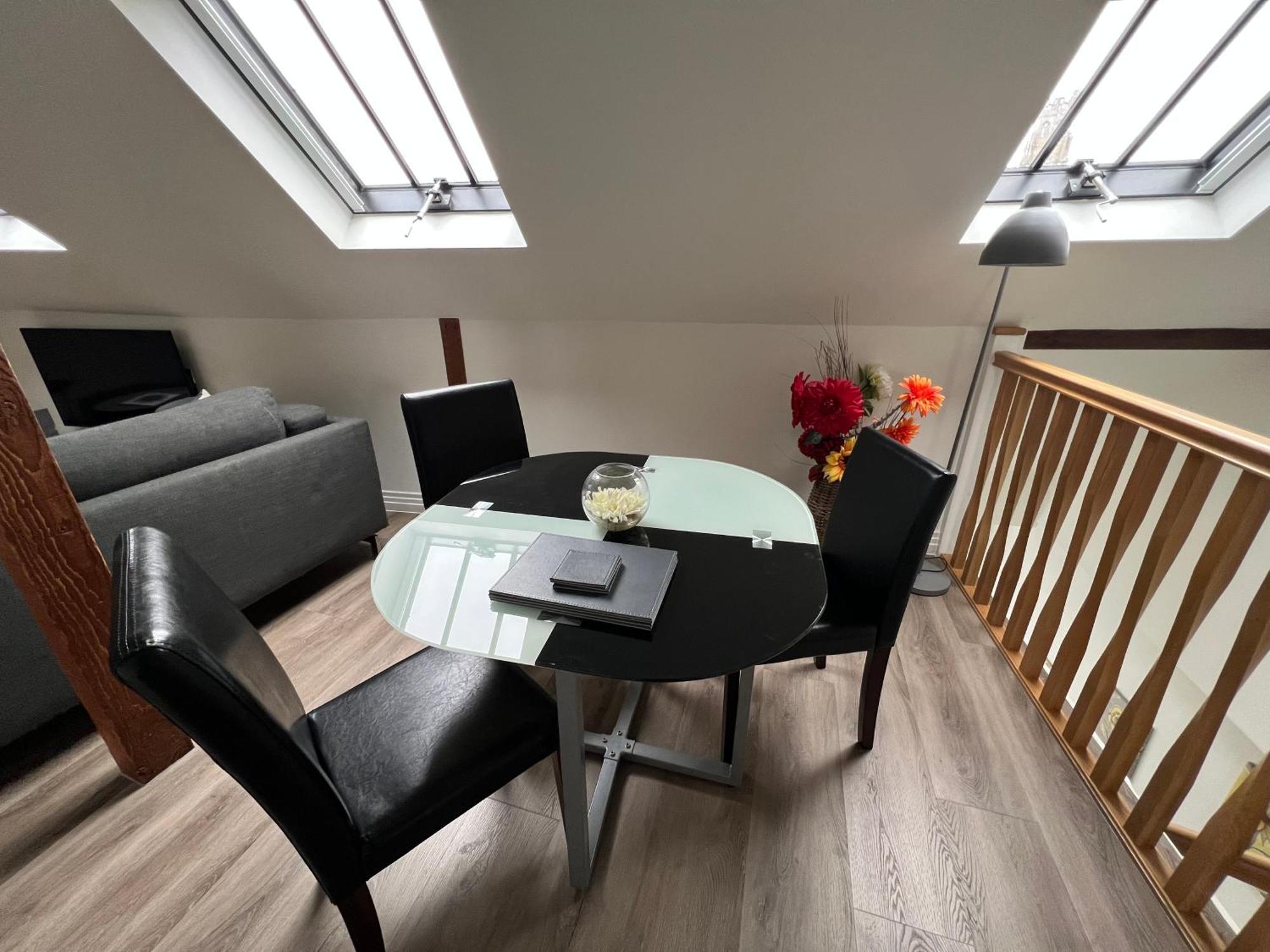 Glastonbury Secret Retreat - 1 Bd Split-Level Apt, Sleeps 3 Luaran gambar